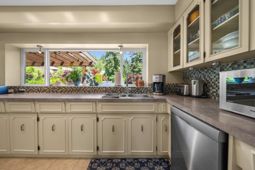 34921 Dewdney Trunk Road, Mission, BC - Indoor Photo Showing Kitchen With Double Sink
