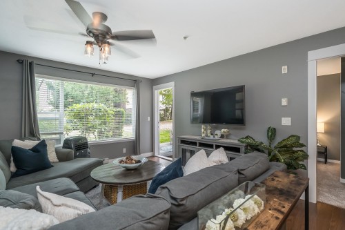 107-2990 Boulder Street, Abbotsford, BC - Indoor Photo Showing Living Room