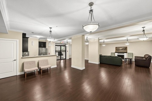411-13897 Fraser Highway, Surrey, BC - Indoor Photo Showing Living Room