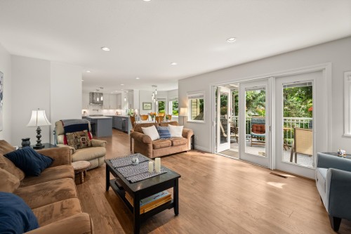 14972 81A Avenue, Surrey, BC - Indoor Photo Showing Living Room