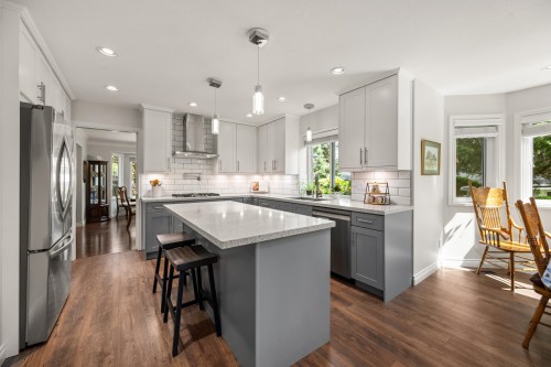 14972 81A Avenue, Surrey, BC - Indoor Photo Showing Kitchen With Upgraded Kitchen