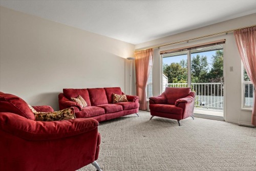31-3351 Horn Street, Abbotsford, BC - Indoor Photo Showing Living Room