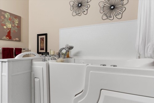 118-1450 Mccallum Road, Abbotsford, BC - Indoor Photo Showing Laundry Room
