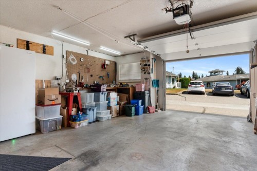 118-1450 Mccallum Road, Abbotsford, BC - Indoor Photo Showing Garage