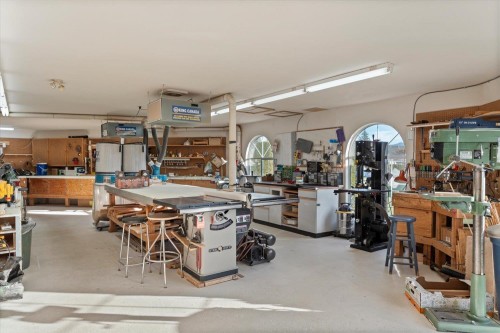118-1450 Mccallum Road, Abbotsford, BC - Indoor Photo Showing Garage