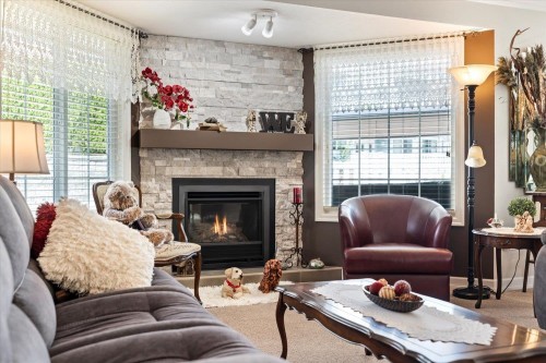 118-1450 Mccallum Road, Abbotsford, BC - Indoor Photo Showing Living Room With Fireplace