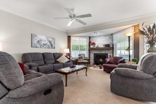 118-1450 Mccallum Road, Abbotsford, BC - Indoor Photo Showing Living Room With Fireplace