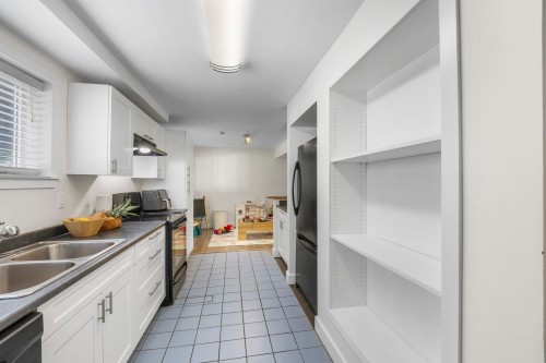 19847 38A Avenue, Langley, BC - Indoor Photo Showing Kitchen With Double Sink