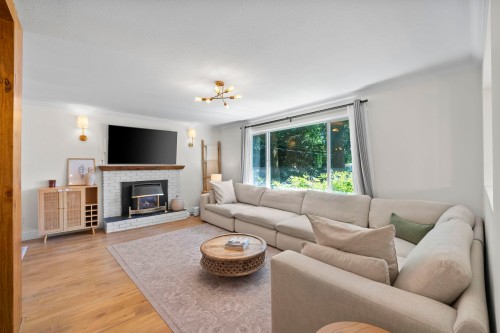 19847 38A Avenue, Langley, BC - Indoor Photo Showing Living Room With Fireplace