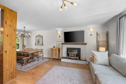 19847 38A Avenue, Langley, BC - Indoor Photo Showing Living Room With Fireplace