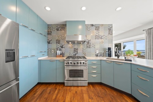 14380 Sunset Drive, White Rock, BC - Indoor Photo Showing Kitchen With Upgraded Kitchen