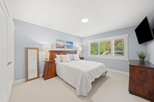 14380 Sunset Drive, White Rock, BC - Indoor Photo Showing Bedroom