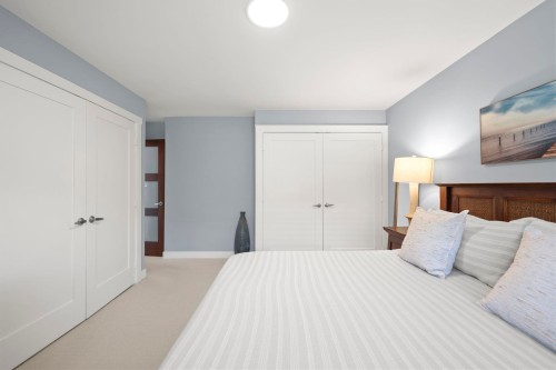 14380 Sunset Drive, White Rock, BC - Indoor Photo Showing Bedroom