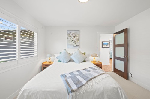 14380 Sunset Drive, White Rock, BC - Indoor Photo Showing Bedroom