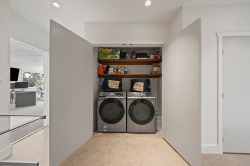 14380 Sunset Drive, White Rock, BC - Indoor Photo Showing Laundry Room