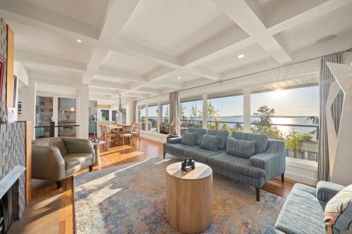 14380 Sunset Drive, White Rock, BC - Indoor Photo Showing Living Room