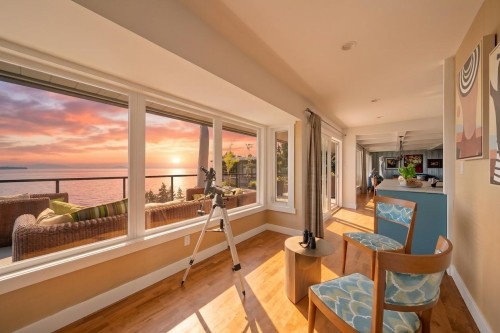 14380 Sunset Drive, White Rock, BC - Indoor Photo Showing Other Room With Body Of Water