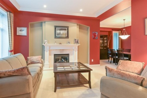 15560 36B Avenue, Surrey, BC - Indoor Photo Showing Living Room With Fireplace