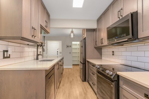 114-34909 Old Yale Road, Abbotsford, BC - Indoor Photo Showing Kitchen