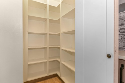 114-34909 Old Yale Road, Abbotsford, BC - Indoor With Storage