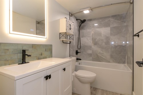 114-34909 Old Yale Road, Abbotsford, BC - Indoor Photo Showing Bathroom