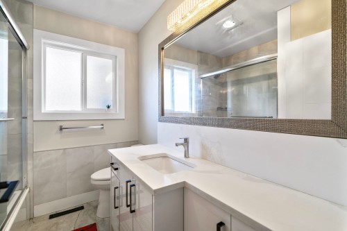 16235 28 Avenue, Surrey, BC - Indoor Photo Showing Bathroom