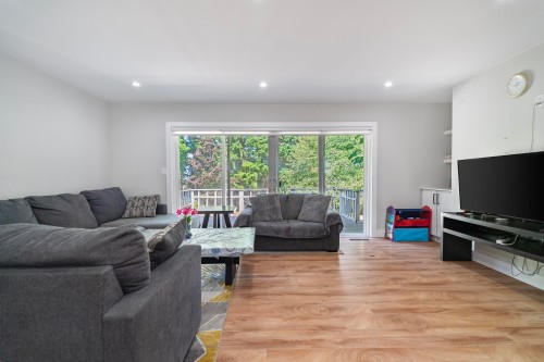 16235 28 Avenue, Surrey, BC - Indoor Photo Showing Living Room