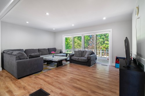 16235 28 Avenue, Surrey, BC - Indoor Photo Showing Living Room