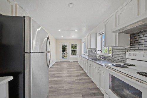 8167 Cedar Street, Mission, BC - Indoor Photo Showing Kitchen