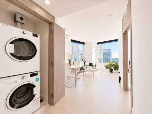 3310-9887 Whalley Boulevard, Surrey, BC - Indoor Photo Showing Laundry Room