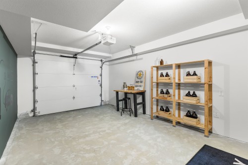 3-2886 Montrose Avenue, Abbotsford, BC - Indoor Photo Showing Garage