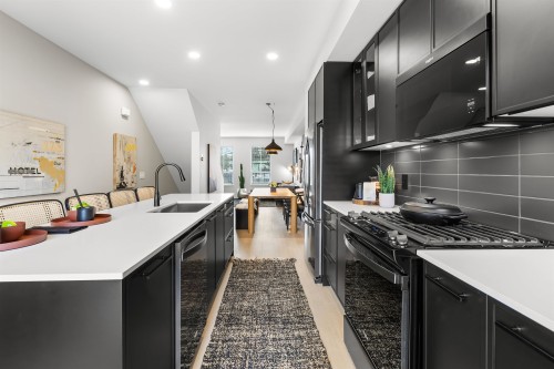 3-2886 Montrose Avenue, Abbotsford, BC - Indoor Photo Showing Kitchen With Upgraded Kitchen