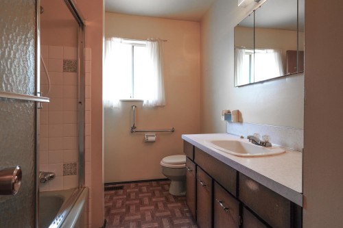 17844 57A Avenue, Surrey, BC - Indoor Photo Showing Bathroom