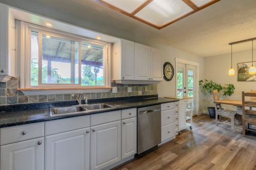 35073 Ewert Avenue, Mission, BC - Indoor Photo Showing Kitchen With Double Sink