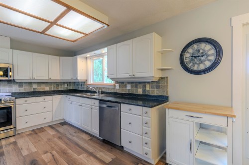 35073 Ewert Avenue, Mission, BC - Indoor Photo Showing Kitchen With Double Sink