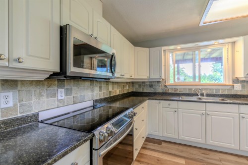 35073 Ewert Avenue, Mission, BC - Indoor Photo Showing Kitchen With Double Sink