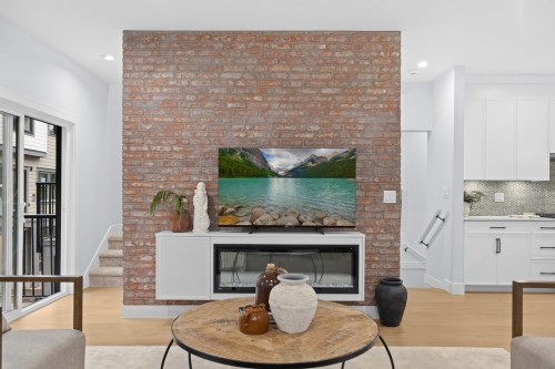 36-9688 182A Street, Surrey, BC - Indoor Photo Showing Living Room With Fireplace