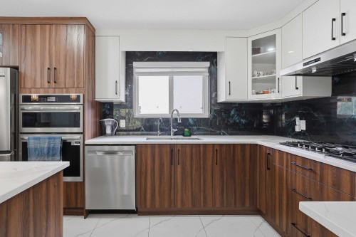 17886 59A Avenue, Surrey, BC - Indoor Photo Showing Kitchen With Double Sink With Upgraded Kitchen