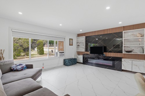 17886 59A Avenue, Surrey, BC - Indoor Photo Showing Living Room