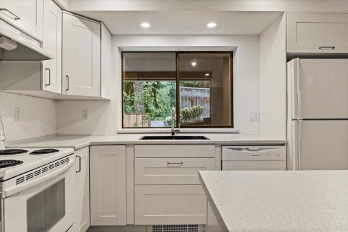 2470 Woodstock Drive, Abbotsford, BC - Indoor Photo Showing Kitchen