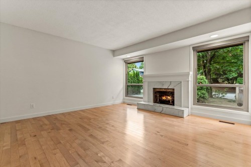 2470 Woodstock Drive, Abbotsford, BC - Indoor Photo Showing Living Room With Fireplace