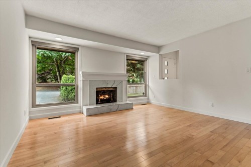 2470 Woodstock Drive, Abbotsford, BC - Indoor Photo Showing Living Room With Fireplace