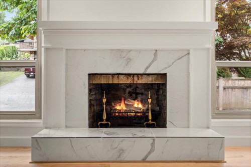 2470 Woodstock Drive, Abbotsford, BC - Indoor Photo Showing Living Room With Fireplace