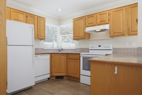 107-15988 83 Avenue, Surrey, BC - Indoor Photo Showing Kitchen