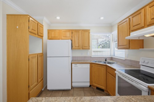 107-15988 83 Avenue, Surrey, BC - Indoor Photo Showing Kitchen With Double Sink