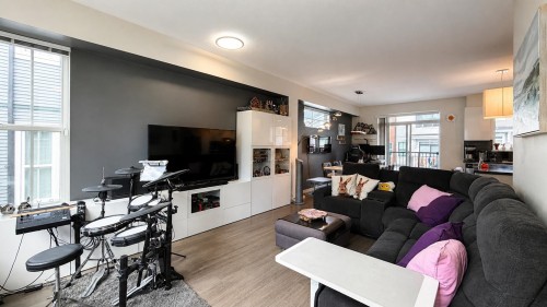 32-10735 84 Avenue, Delta, BC - Indoor Photo Showing Living Room