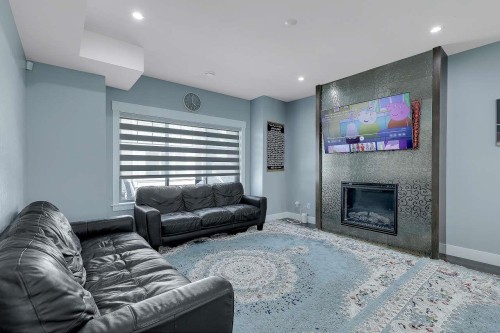 17-6971 122 Street, Surrey, BC - Indoor Photo Showing Living Room With Fireplace
