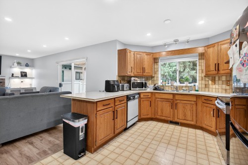 14610 87 Avenue, Surrey, BC - Indoor Photo Showing Kitchen With Double Sink