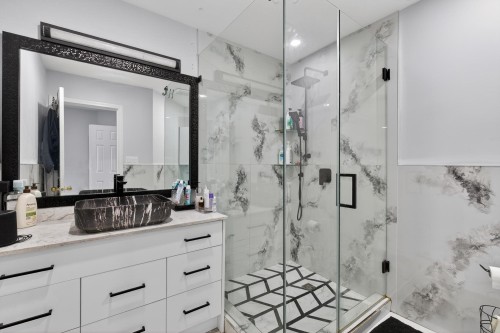 14610 87 Avenue, Surrey, BC - Indoor Photo Showing Bathroom