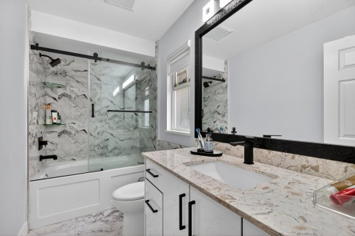 14610 87 Avenue, Surrey, BC - Indoor Photo Showing Bathroom